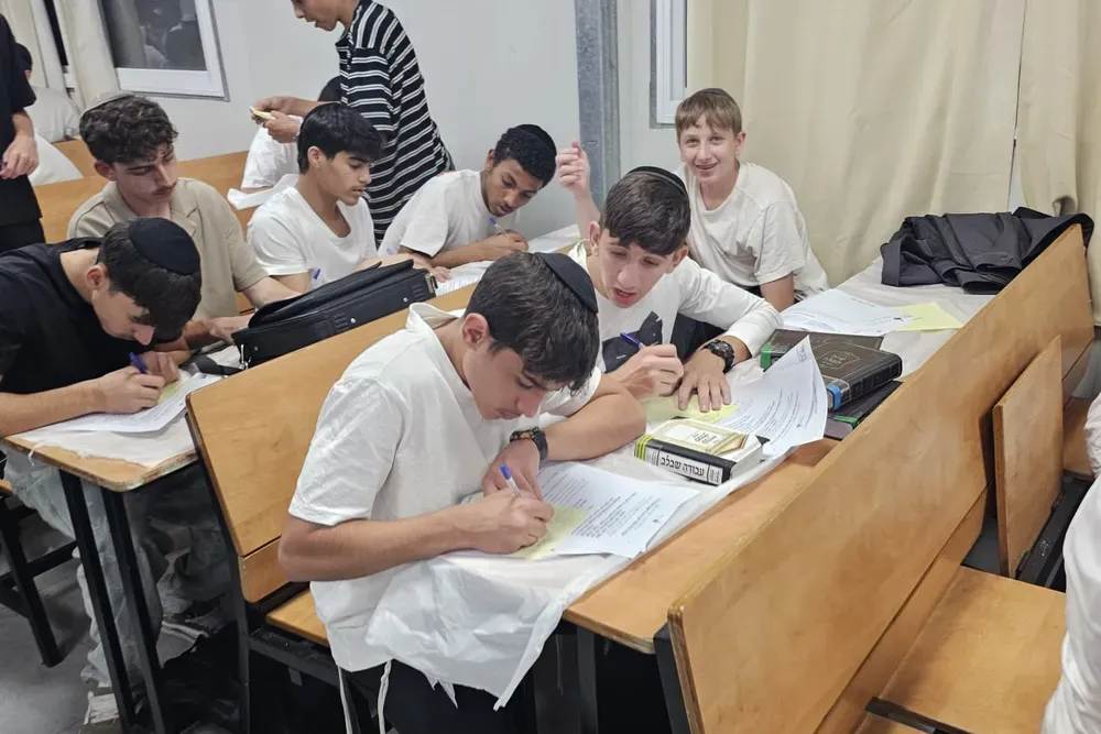 חמישה תלמידים כותבים בשולחן - שלפנו את מה שלמדנו